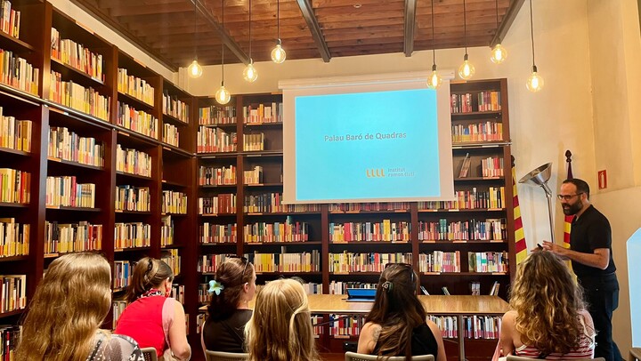 Studierende in der Bibliothek des Palau Baró de Quadras, der Sitz des Institut Ramon Llull ist