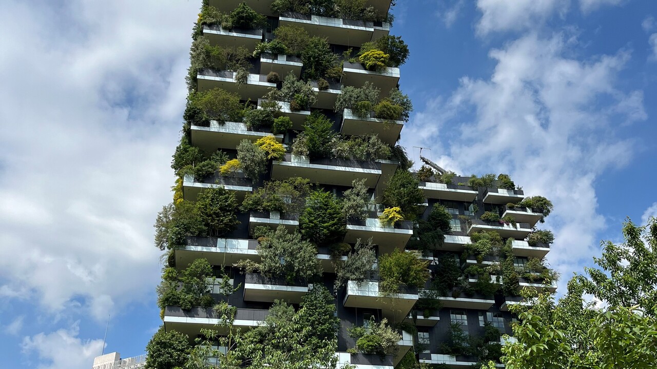 Blick auf ein grünes Hochhaus im Viertel Bosco Verticale