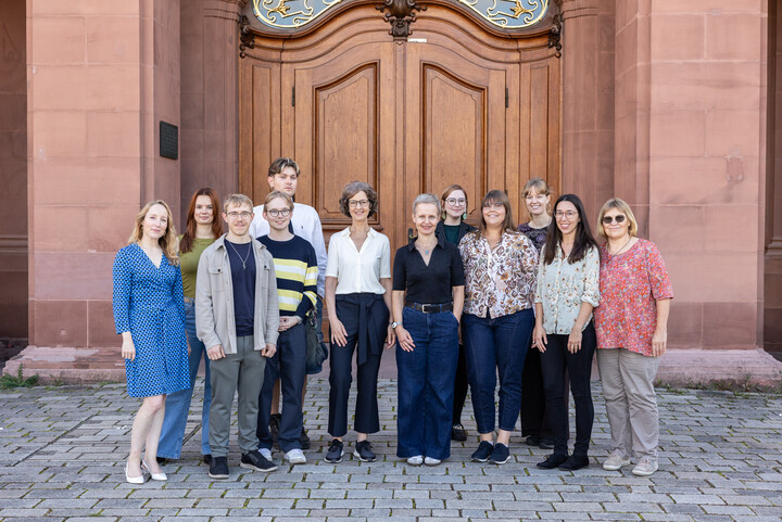 Das Team der Abteilung Literatur- und Medienwissenschaft bestehend aus 12 Personen vor dem Schloss in Mannheim.