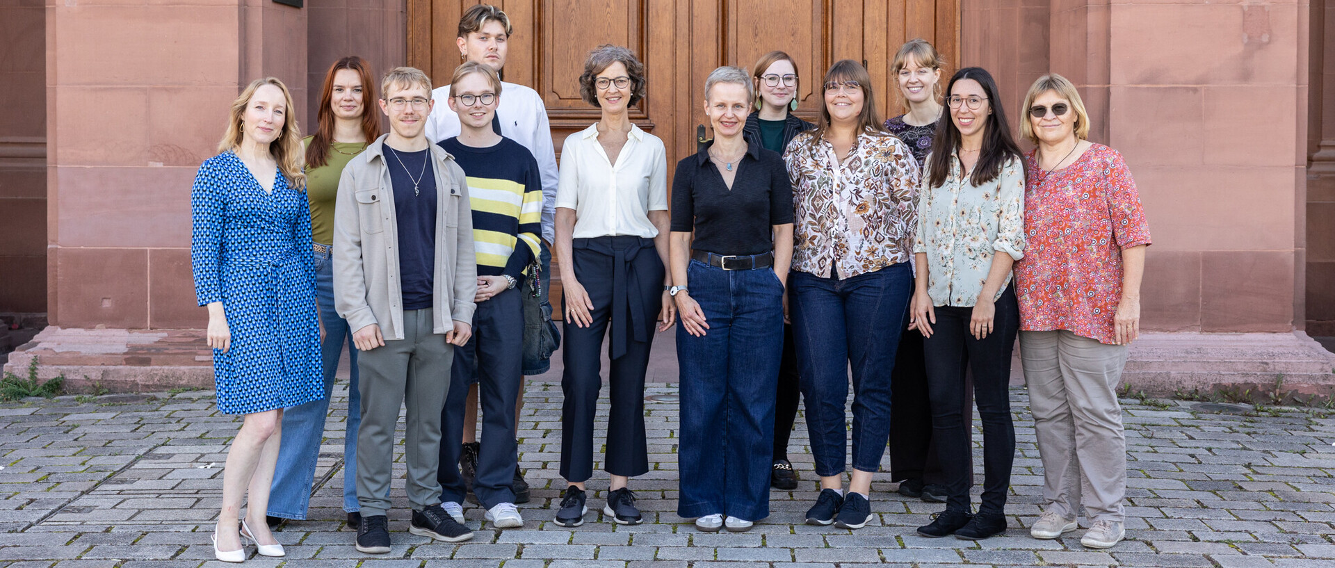 Das Team der Abteilung Literatur- und Medienwissenschaft bestehend aus 12 Personen vor dem Schloss in Mannheim. 