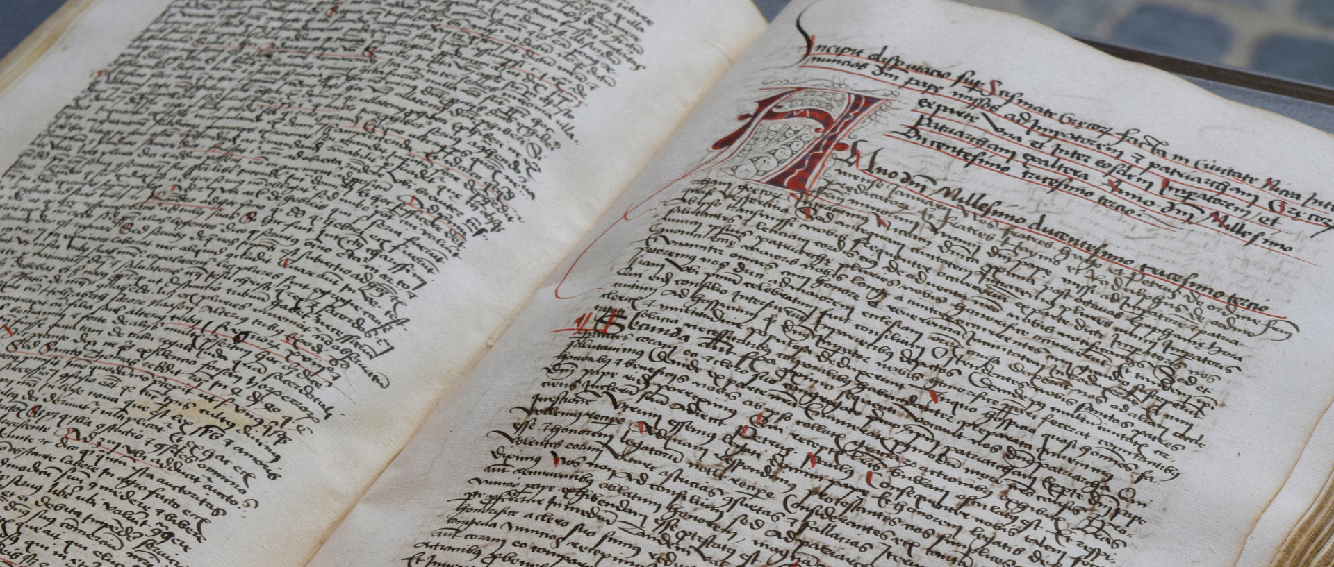 aufgeschlagene Handschrift mit roter Initiale