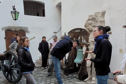 Mehrere Personen in einem überdachten Innenhof