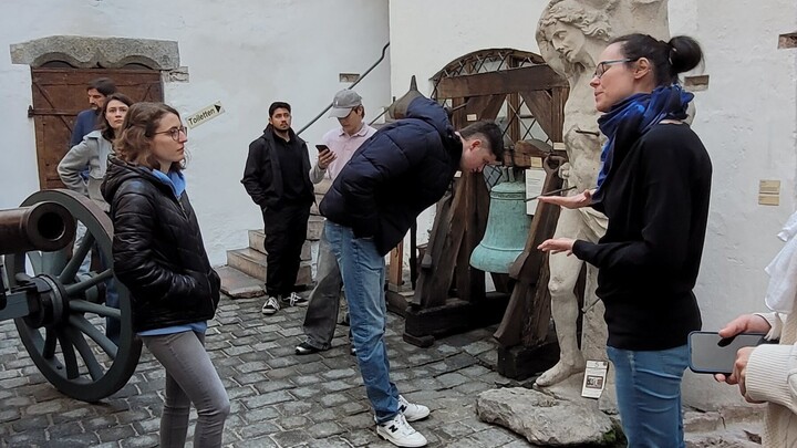 Mehrere Personen in einem überdachten Innenhof