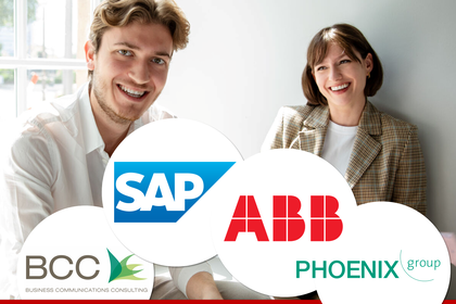 Plakat der Veranstaltung "From Phil To Career" am 6. Mai 2026. In der oberen Hälfte sind Studierende sowie in Reihenfolge von Rechts nach Links die Firmenlogos von BCC, SAP, ABB, Phoenix zu sehen. In der Unteren Hälfte finden sich in weißer Schrift auf blauem Grund Veranstaltungsinformationen.