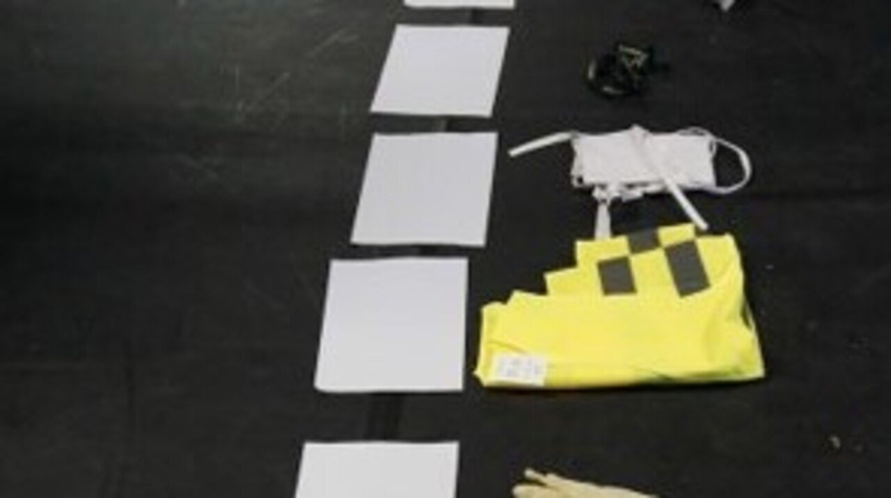 Theaterutensilien (weiße Blätter, gelbe Rettungsweste)