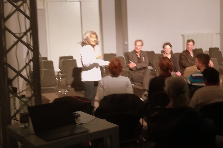 Moderation durch Caroline Mary vor Publikum der Veranstaltung 