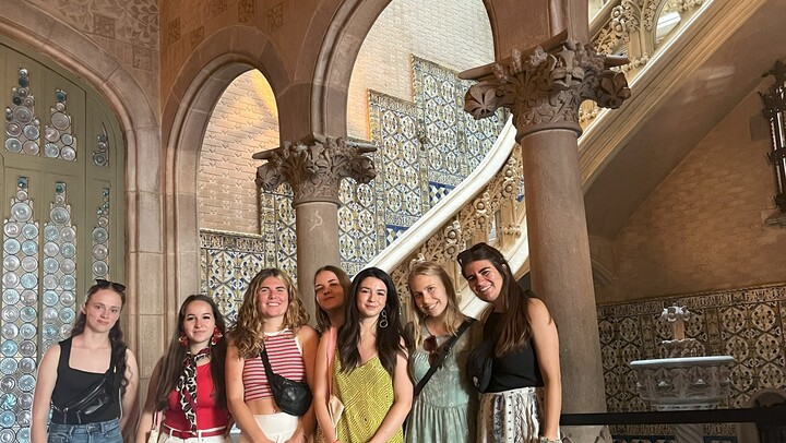 Studierende und ihre Katalanischlektorin im Palau Baró de Quadras in Barcelona