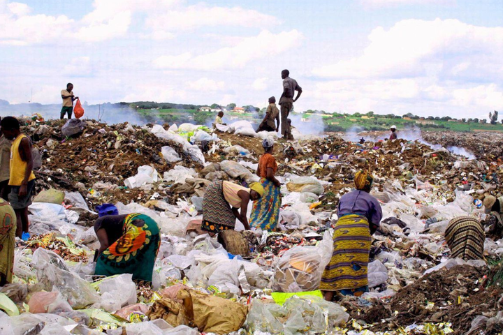 gezeigt ist hier eien Mülldepnoie in Lusaka.