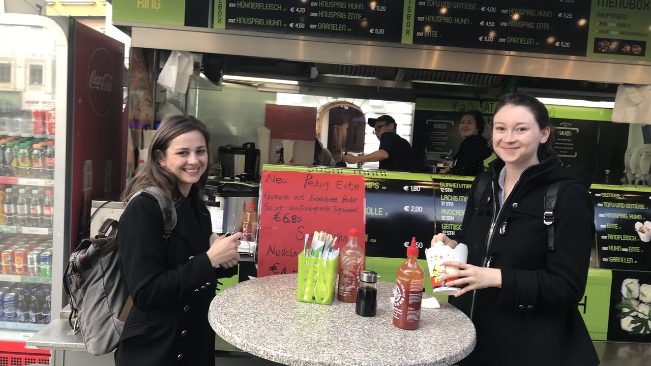 Studierende beim Marktbesuch in Graz