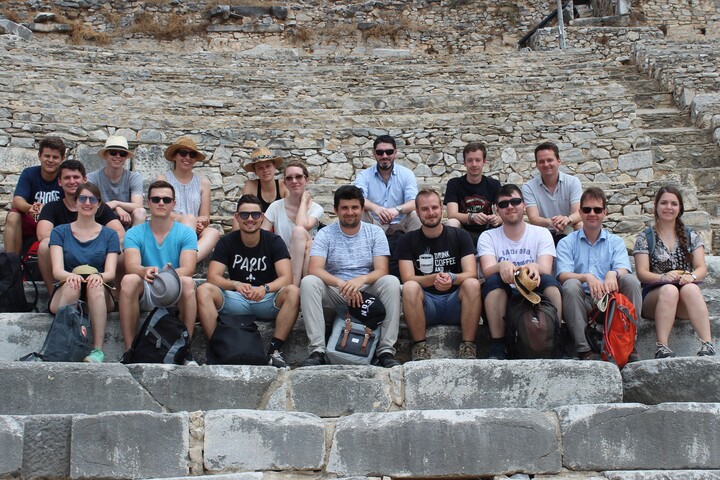 Gruppenbild auf den Rängen eines antiken Theaters