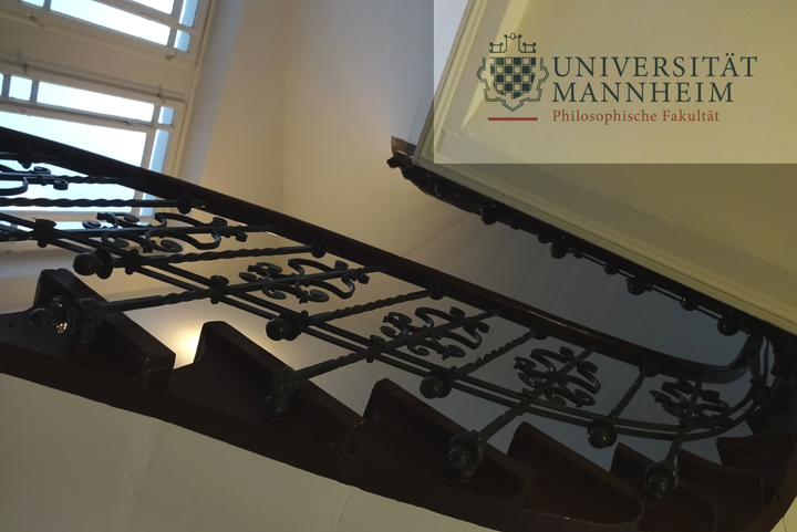 Von unten fotografierter Treppenaufgang in der Universität Mannheim. 