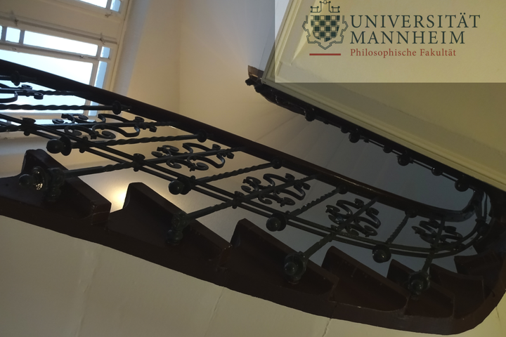 Von unten fotografierter Treppenaufgang in der Universität Mannheim. 