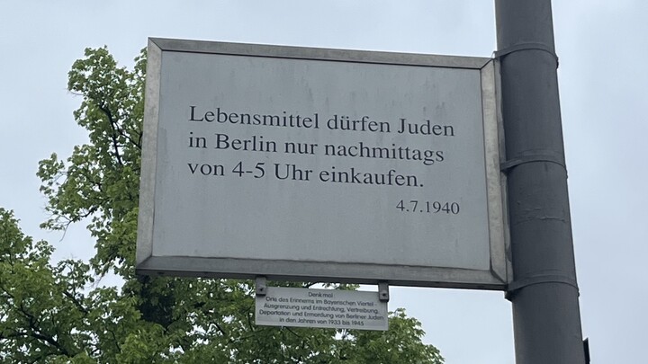 Eine Tafel, befestigt an einem Laternenmast, auf der steht: "Lebensmittel dürfen Juden in Berlin nur nachmittags von 4-5 Uhr einkaufen. 4.7.1940"