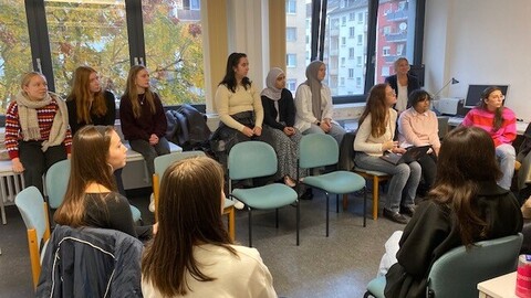 Schüler*innen hören Dozentin aufmerksam zu