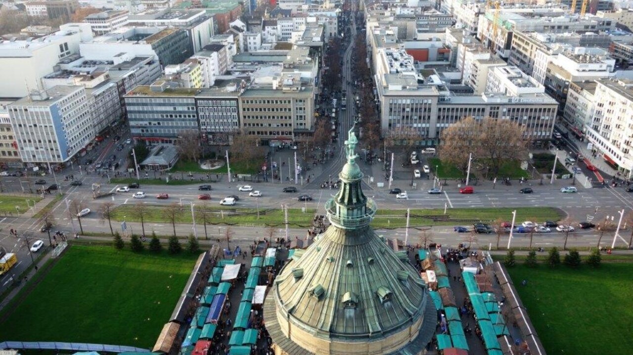 Ein Stadtfest in Mannheim von oben.