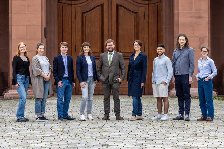 Das Team des Lehrstuhls steht vor dem Mannheimer Schloss