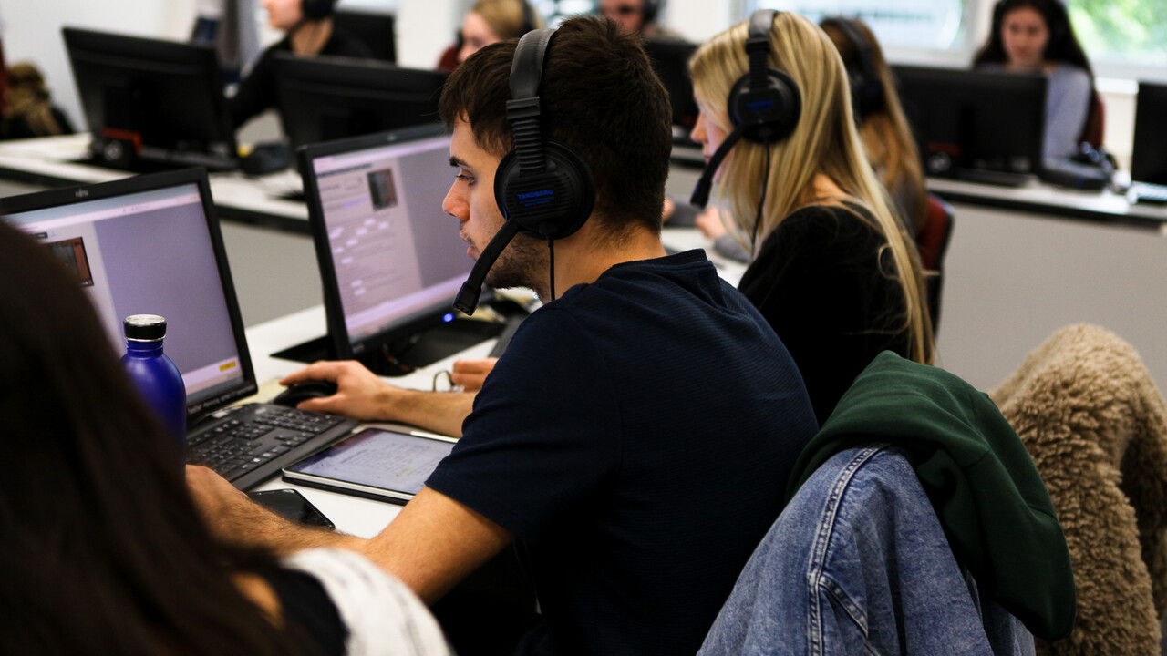 Studierende konzentriert vor dem PC