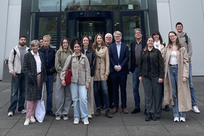Exkursionsgruppe vor dem Eingang des Geldmuseums der Deutschen Bundesbank in Frankfurt