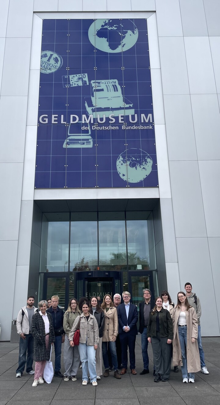 Die Exkursionsgruppe vor dem Eingang des Geldmuseums