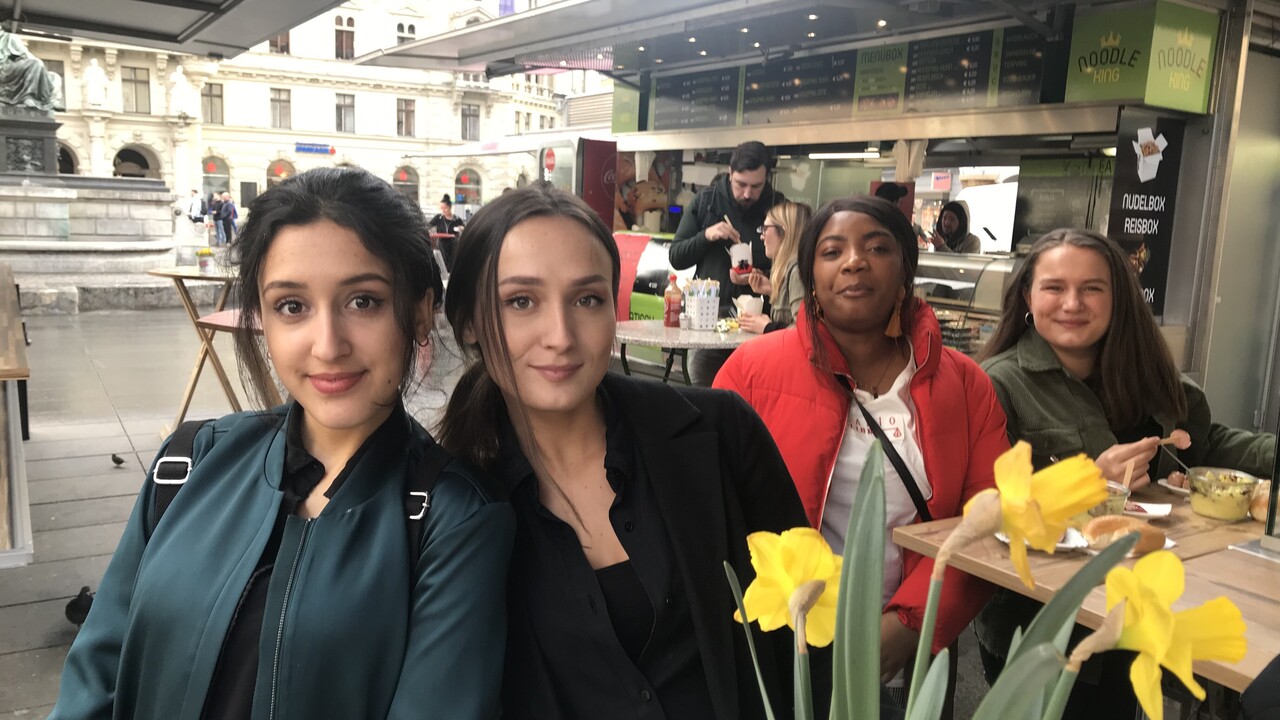 Studierende beim Marktbesuch in Graz