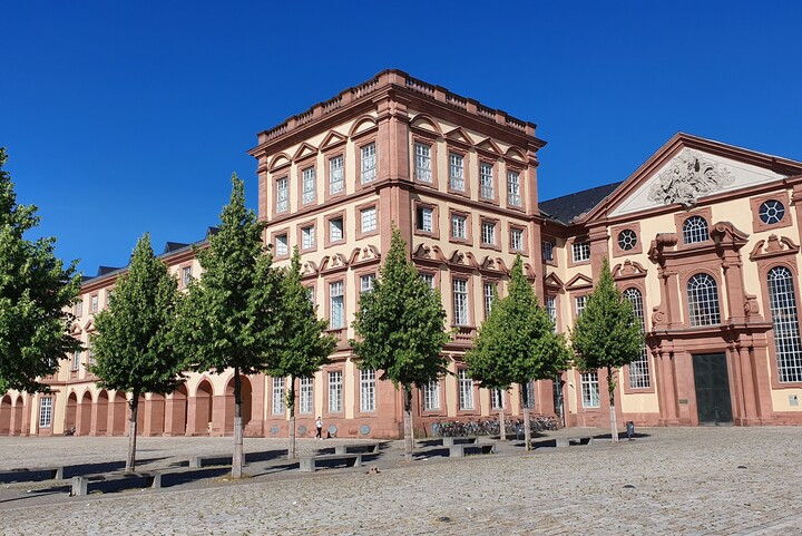 Ehrenhof und Schloss Ehrenhof West