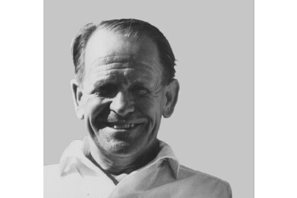 Schwarz-Weiß-Foto eines lächelnden älteren Mannes