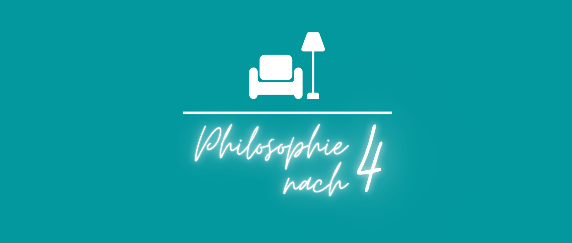 Symbolischer Sessel und Stehlampe. Darunter eine horizontale Linie und in Schreibschrift der Text "Philosophie nach 4". Symbole und Schrift sind weiß, der Hintergrund hellblau.