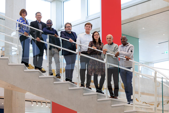 Ein Gruppenfoto der Fellows des Projekts in St. Gallen, auf einer Treppe stehend