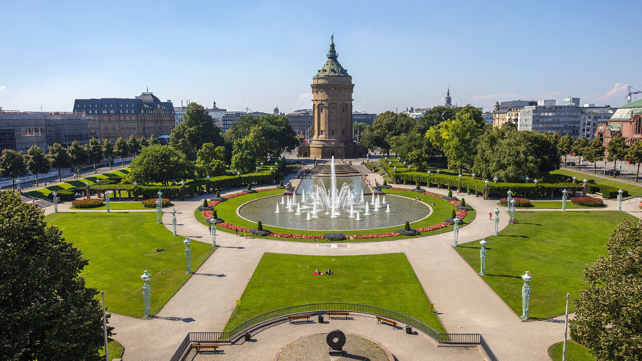 Der Wasserturm in Mannheim im Sommer.