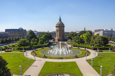 Der Wasserturm in Mannheim im Sommer.