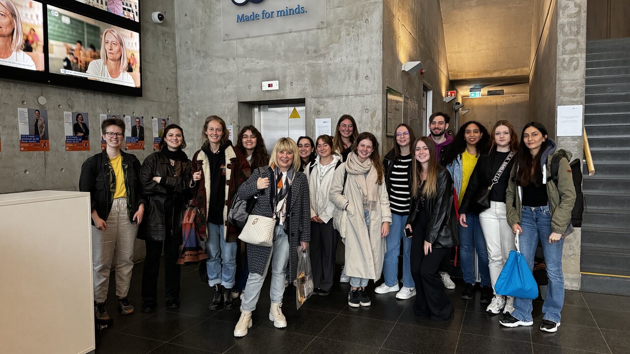 Gruppe Studierender in der Empfangshalle des Radio- und Fernsehsenders Deutsche Welle