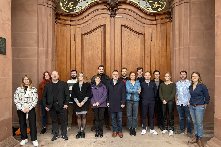 Gruppenbild des Lehrstuhls für Zeitgeschichte auf dem Ehrenhof der Universität Mannheim