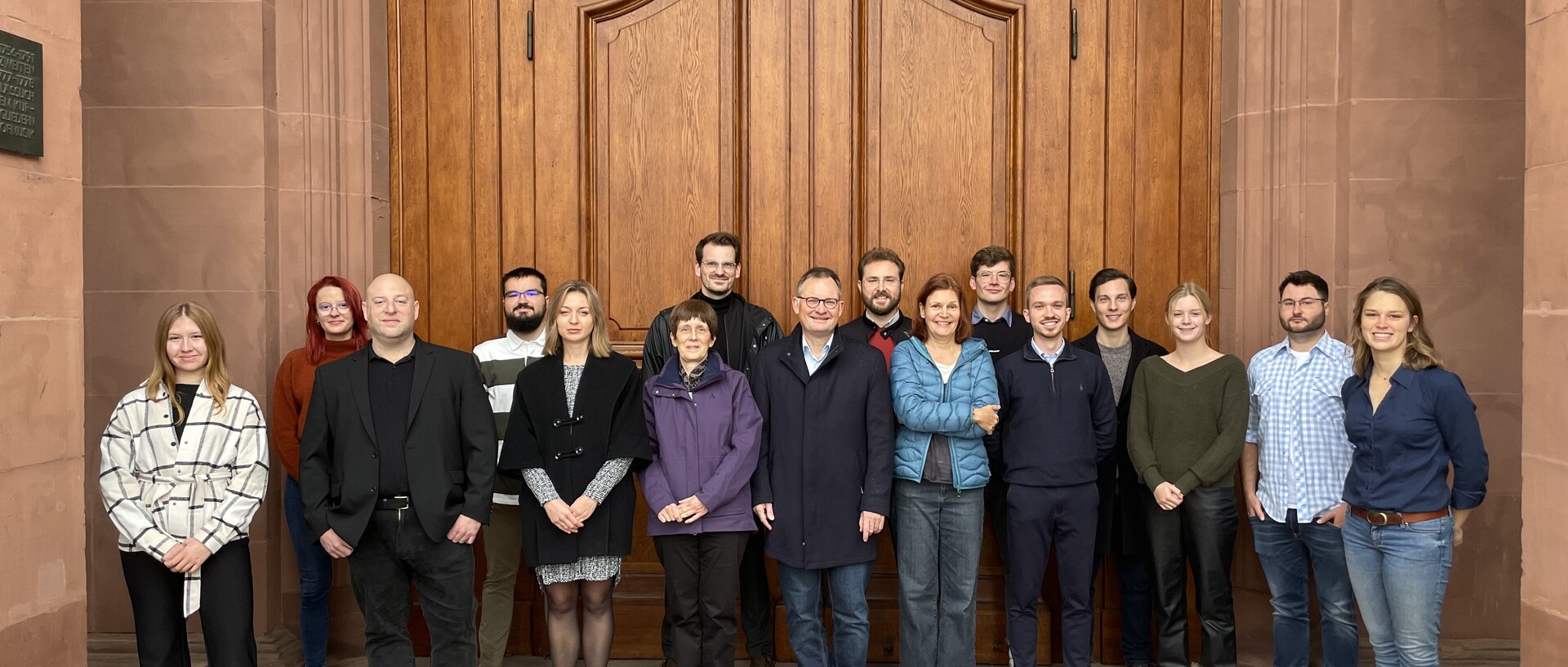 Gruppenbild des Lehrstuhls für Zeitgeschichte auf dem Ehrenhof der Universität Mannheim