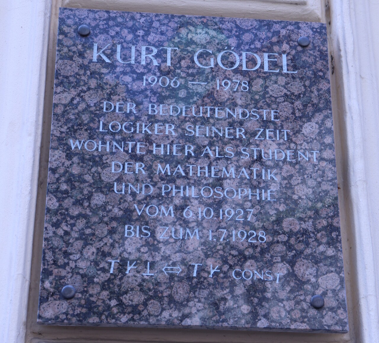 Gedenktafel mit Inschrift "Kurt Gödel 1906 - 1978. Der bedeutendste Logiker seiner Zeit wohnte hier als Student der Mathematik und Philosophie vom 6.10.1927 bis zum 1.7.1928.