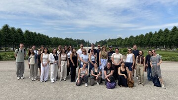 Gruppenbild der Teilnehmenden im Schwetzinger Schlosspark.