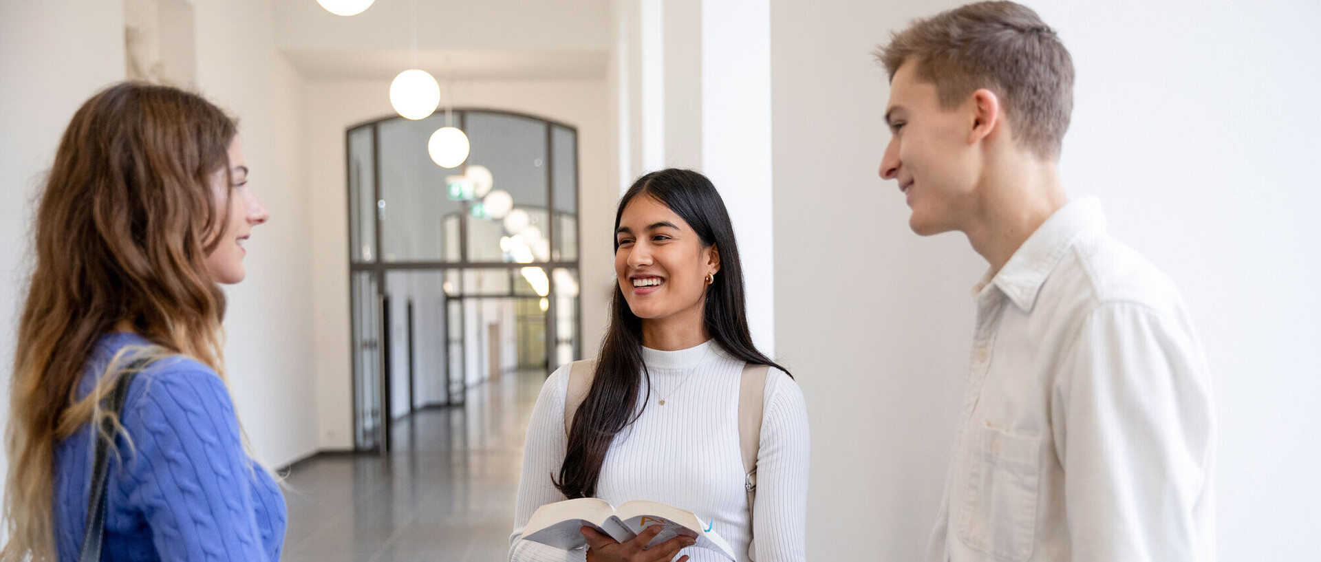 Studenten im Gespräch vertieft