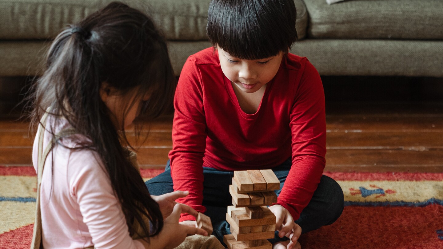 zwei Kinder am Spielen