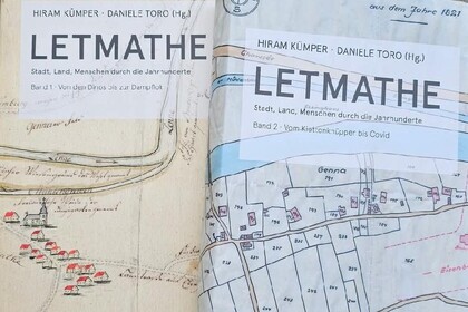 Die beiden Bände der Letmather Ortsgeschichte auf dem Pflaster liegend