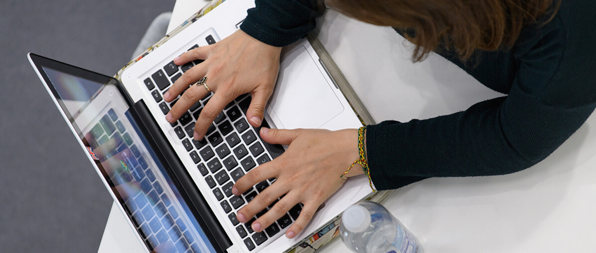 Person tippt auf einem Laptop. Link: Instagram @phil_unimannheim.