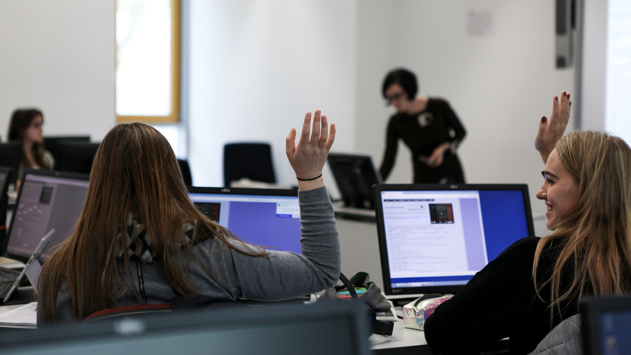 Dozentin vor Studierendengruppe während des Unterrichts