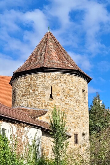 Mittelalterlicher Rundturm einer Stadtbefestigung mit Bäumen