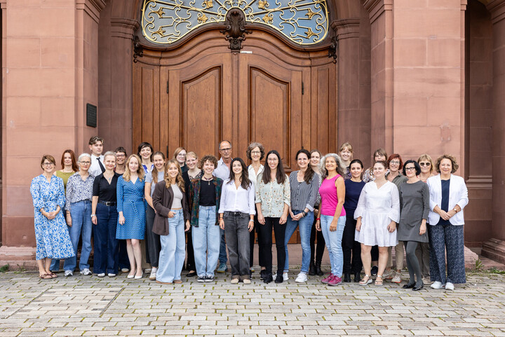 Gruppenfoto der Mitarbeiter*innen des Romanischen Seminars vor dem Schloss 