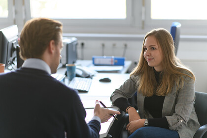 Gespräch zwischen zwei Personen in einem Büro