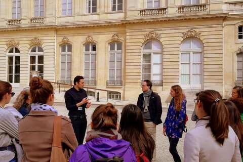 Studerendengruppe vor dem Assemblee Nationale
