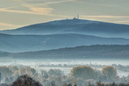 Ein Berg mit Sender im Frühnebel