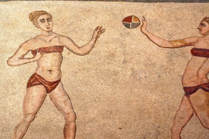 Mosaik welches Frauen bei der Durchführung eines Ballsportes zeigt