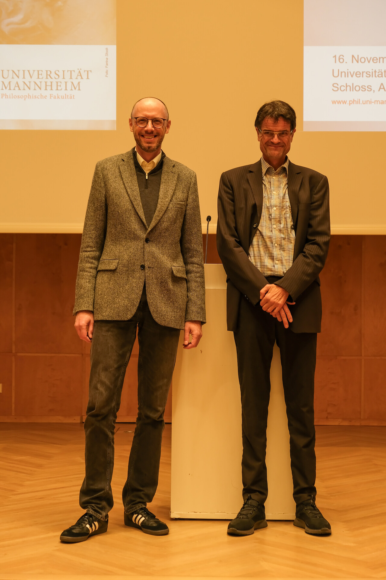 Prof. Dr. Gerhard Ernst und Prof. Dr. Bernward Gesang auf der Bühne vor dem Rednerpult