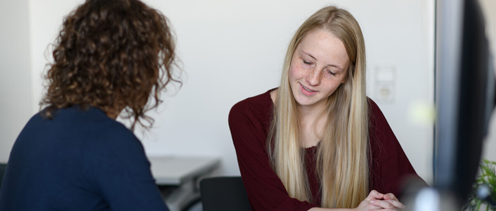 Beratungssituation: Studienganagsmanagerin und Studentin im Gespräch. 