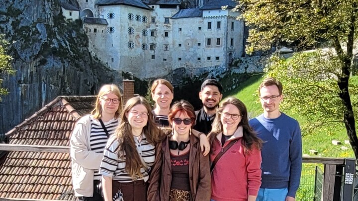 Mannheimer Gruppe vor der Burg Predjama in Ljubljana.