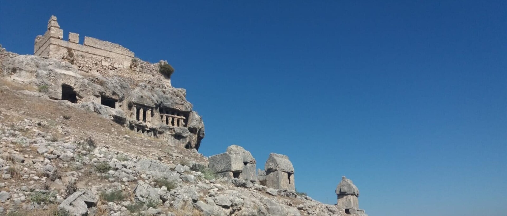 Die lykische Polis Tlos im Xanthos-Tal mit Blick auf die Reste der ottomanischen Festung und auf die antiken Felsengräber und Sarkophage im Vordergrund